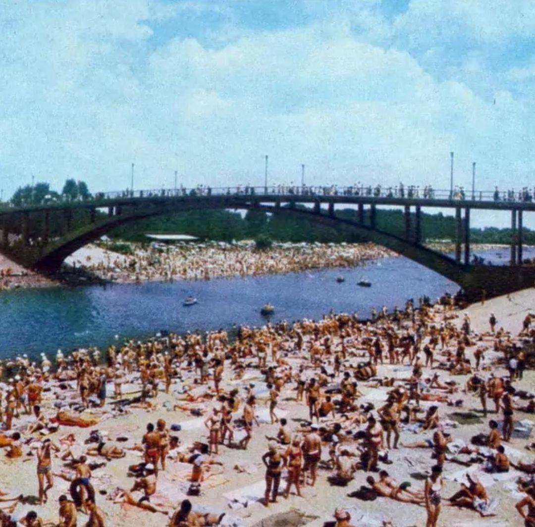 The network showed how Kyiv residents used to escape the heat on the capital's beaches in the 1980s. Archival photos