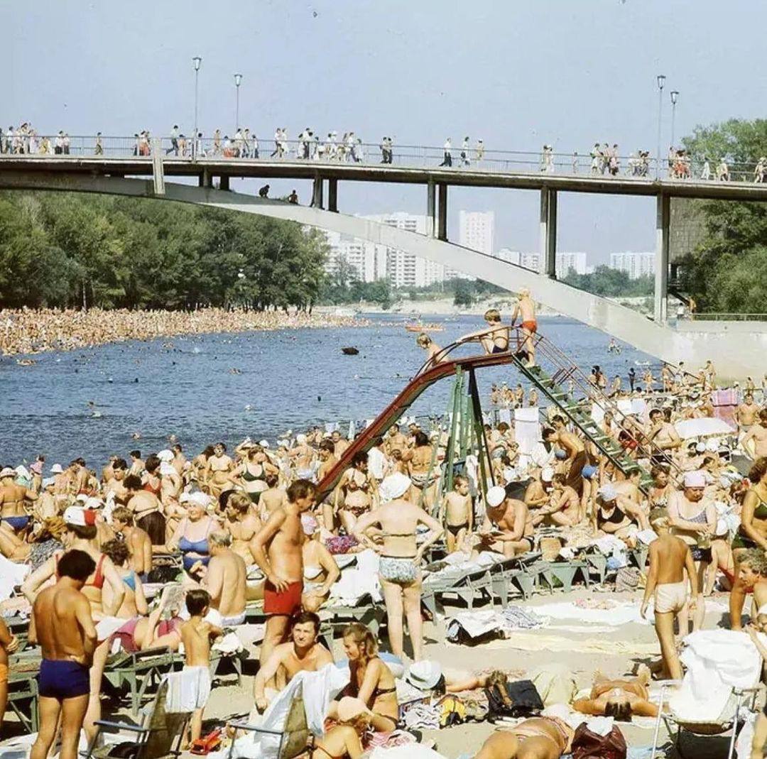 Sieć pokazała, jak mieszkańcy Kijowa uciekali przed upałem na stołecznych plażach w latach 80-tych. Archiwalne zdjęcia