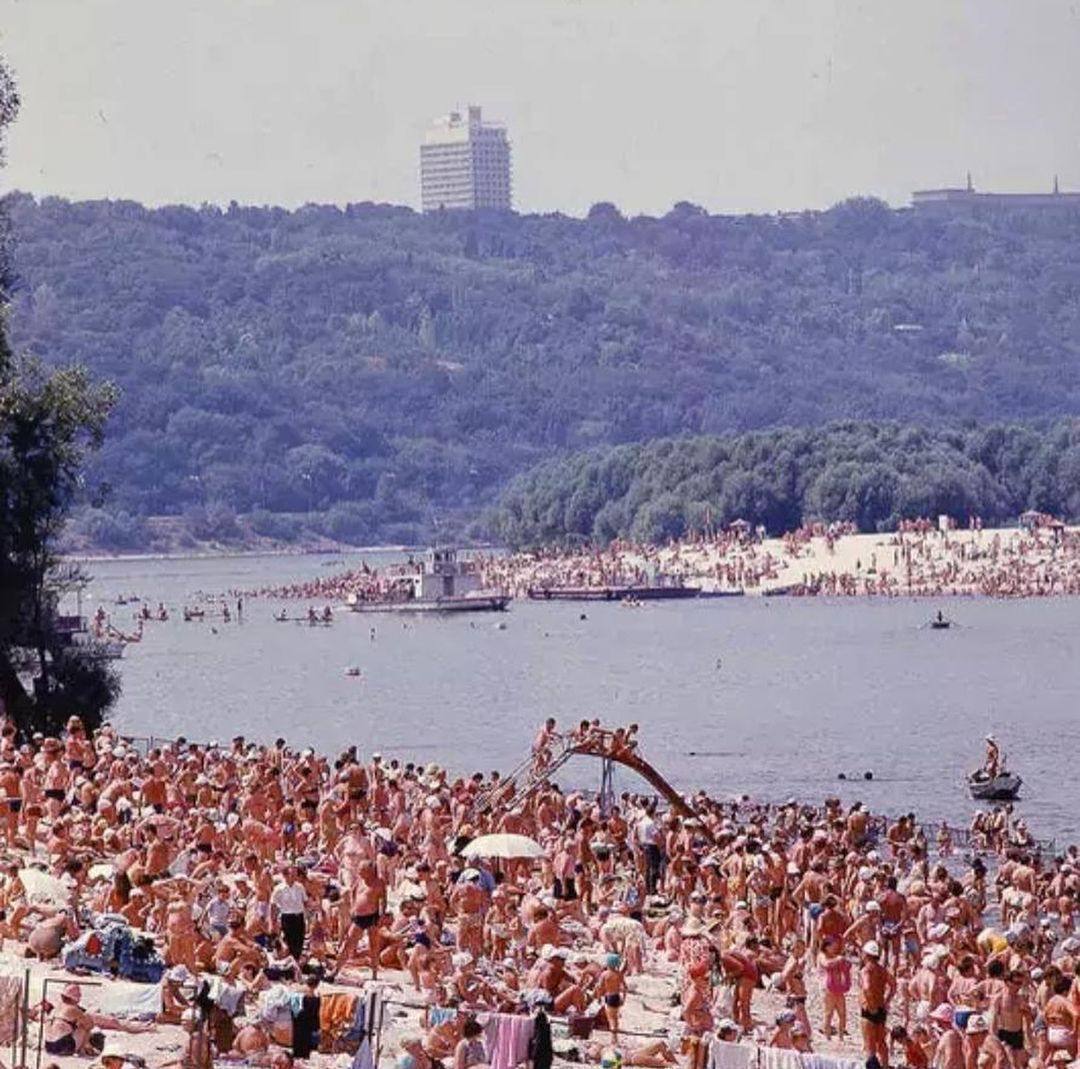 The network showed how Kyiv residents used to escape the heat on the capital's beaches in the 1980s. Archival photos