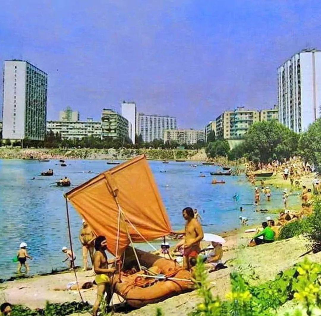 The network showed how Kyiv residents used to escape the heat on the capital's beaches in the 1980s. Archival photos