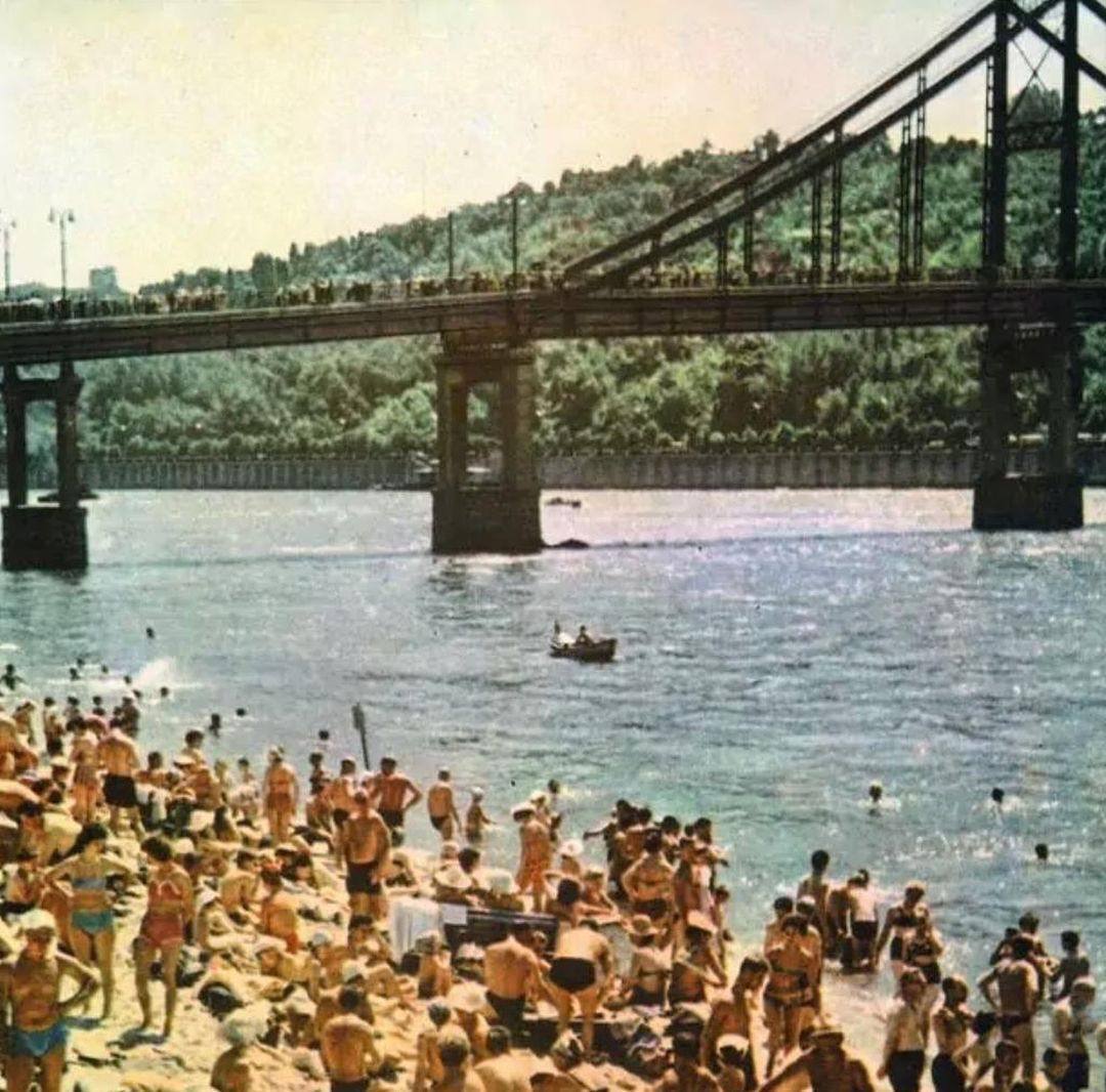 The network showed how Kyiv residents used to escape the heat on the capital's beaches in the 1980s. Archival photos