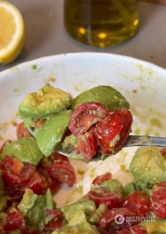 What a delicious salad to make with avocado: a variant of a light summer dish without mayonnaise