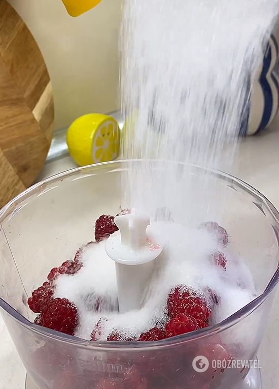Chłodna lemoniada malinowa na upały: jak przygotować zdrowy napój domowej roboty