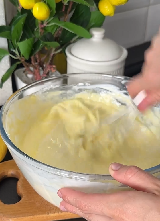 Orzeźwiający sernik cytrynowy z karmelem: jak przygotować