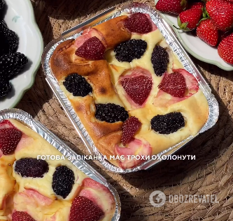 Cottage cheese casserole with berries: what to add to make it very tender and light