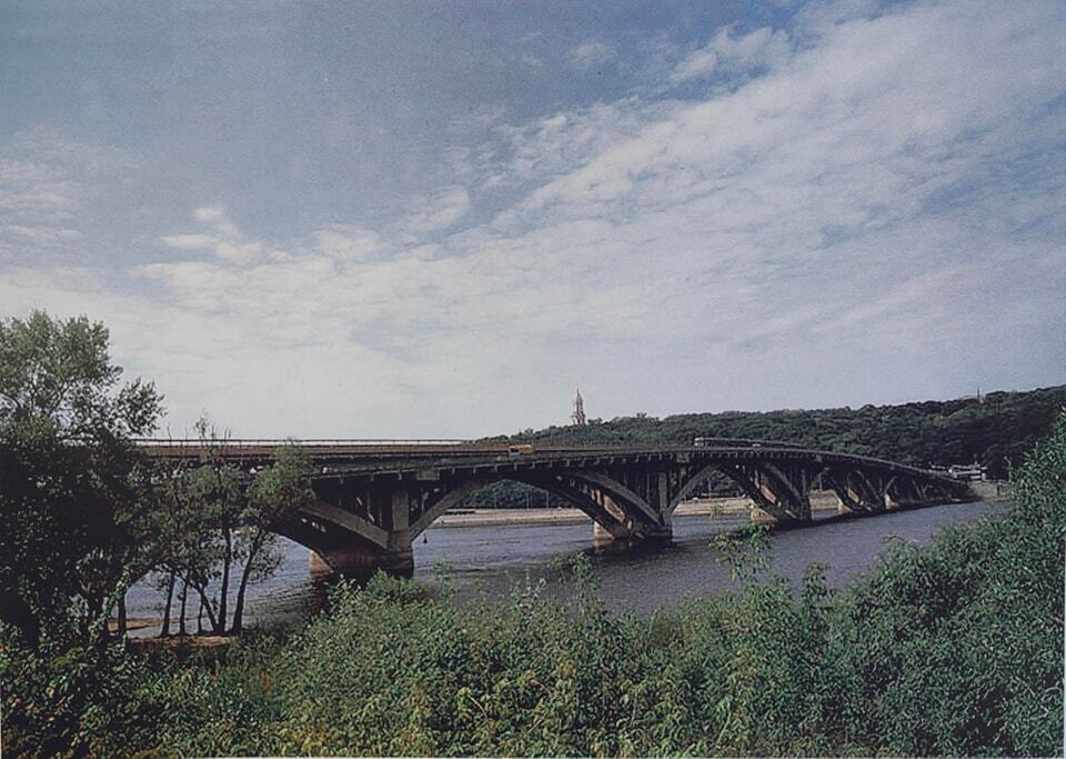 The web shows what one of the first major bridges in Kyiv looked like in the early twentieth century. Photo