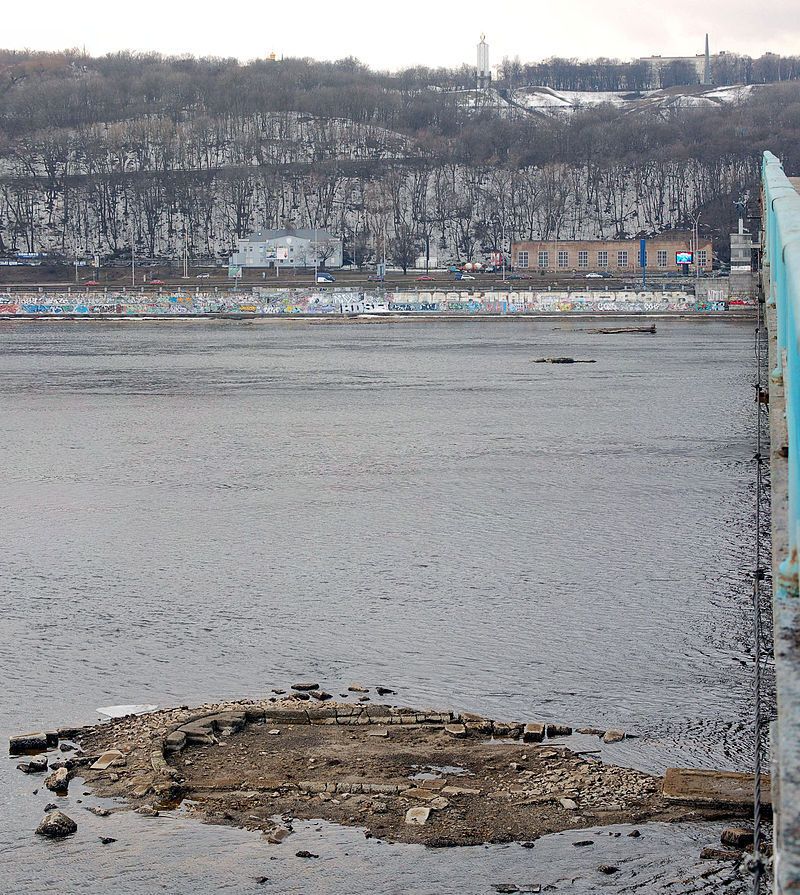 The web shows what one of the first major bridges in Kyiv looked like in the early twentieth century. Photo