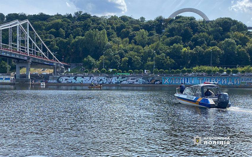 A cable of a rappelling attraction across the Dnipro River broke in Kyiv, a girl fell into the water: the search for her continues. Photos and video