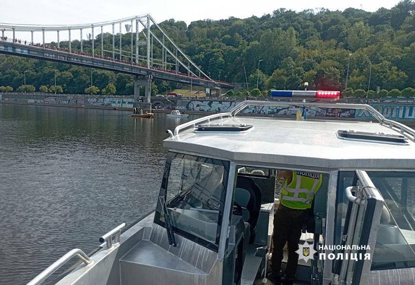 A cable of a rappelling attraction across the Dnipro River broke in Kyiv, a girl fell into the water: the search for her continues. Photos and video