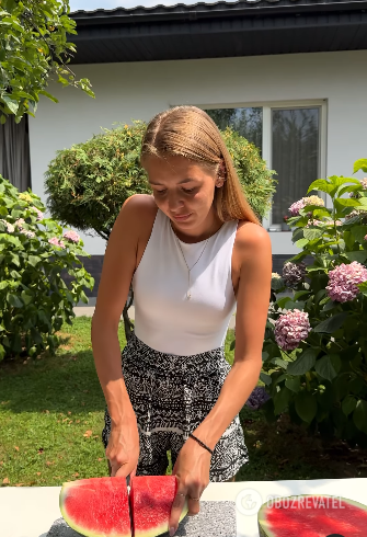 How to cut watermelon beautifully and easily for a feast: life hack