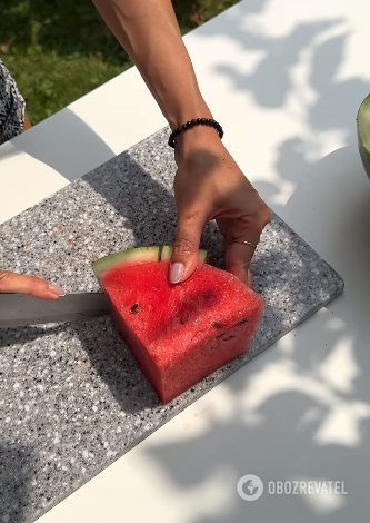 How to cut watermelon beautifully and easily for a feast: life hack