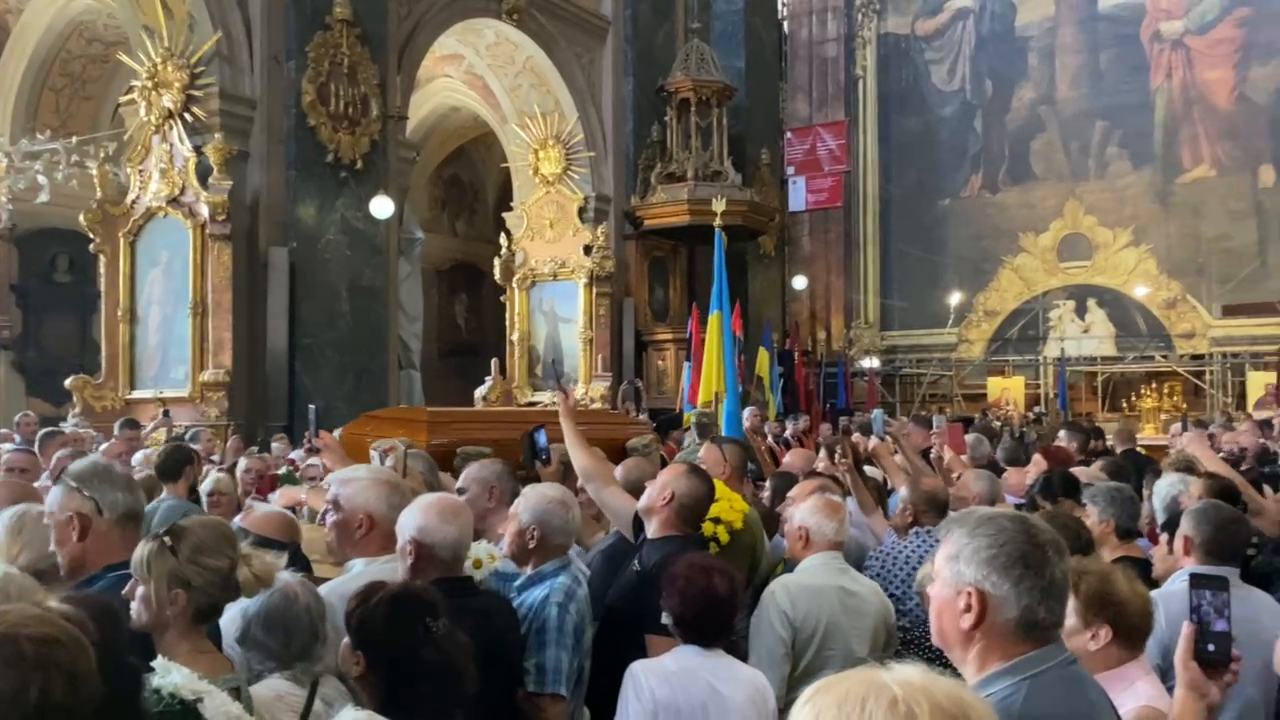 Hundreds of people came: the funeral of Farion is taking place in Lviv, the military are among those present. Photos and video