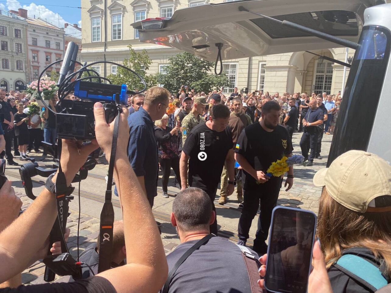 Hundreds of people came: the funeral of Farion is taking place in Lviv, the military are among those present. Photos and video