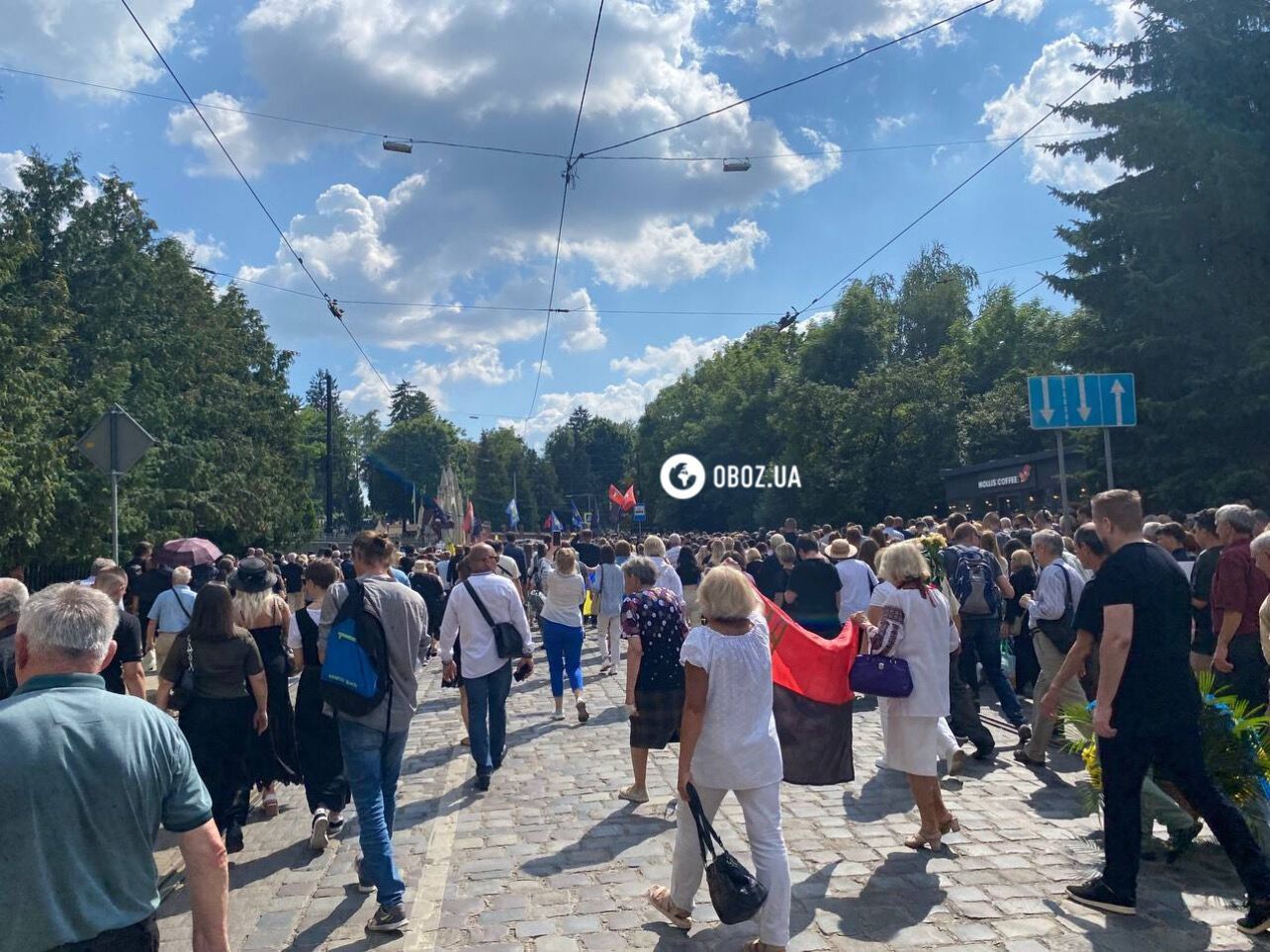 Hundreds of people came: the funeral of Farion is taking place in Lviv, the military are among those present. Photos and video