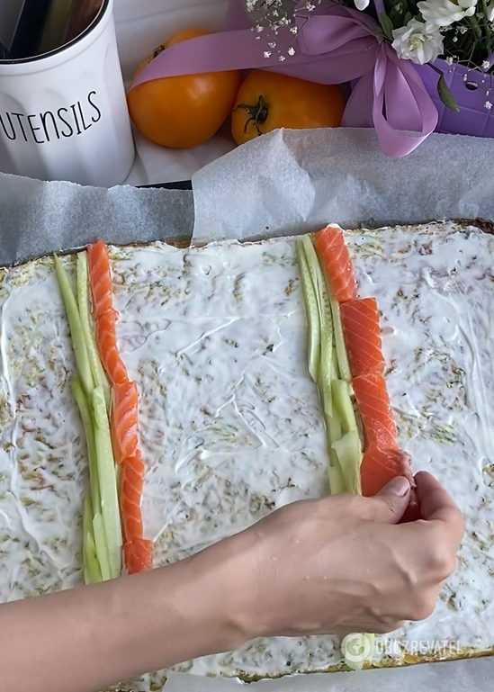 Zucchini roll with cream cheese and red fish: how to prepare the dough to keep its shape