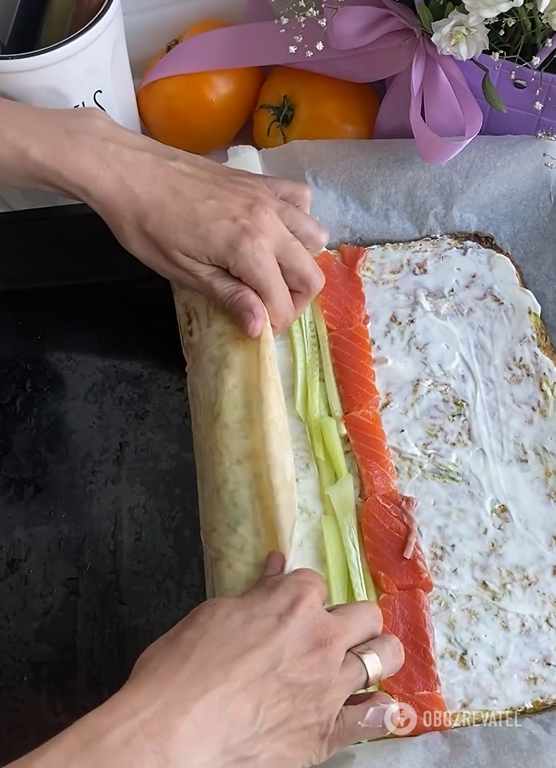 Zucchini roll with cream cheese and red fish: how to prepare the dough to keep its shape