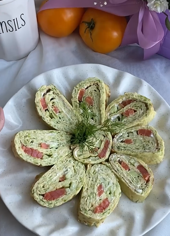 Zucchini roll with cream cheese and red fish: how to prepare the dough to keep its shape