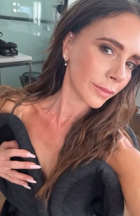 The fashion of the 90s is back: Victoria Beckham showed off a manicure that could become a summer trend