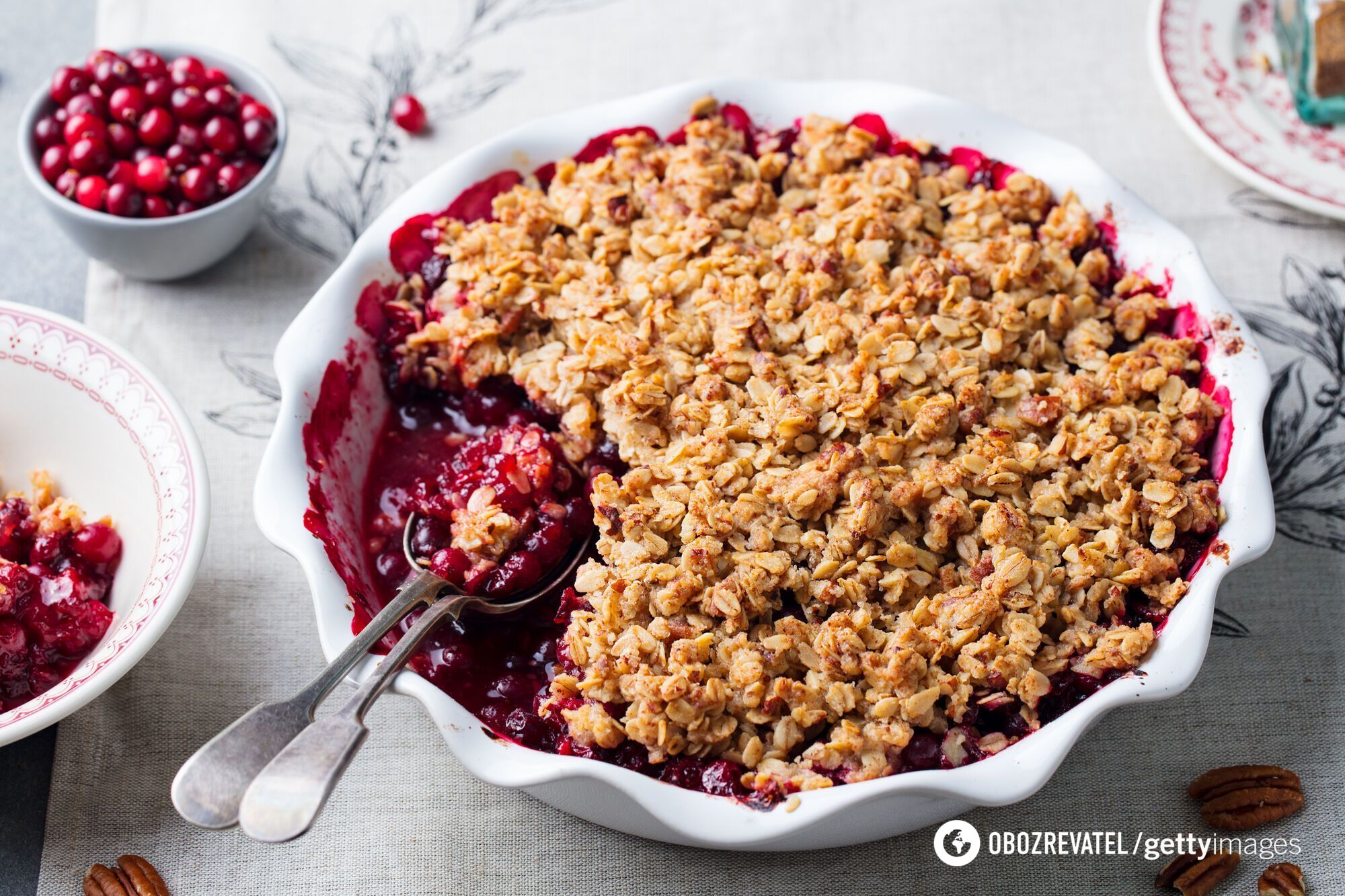 Oatmeal pie with berries