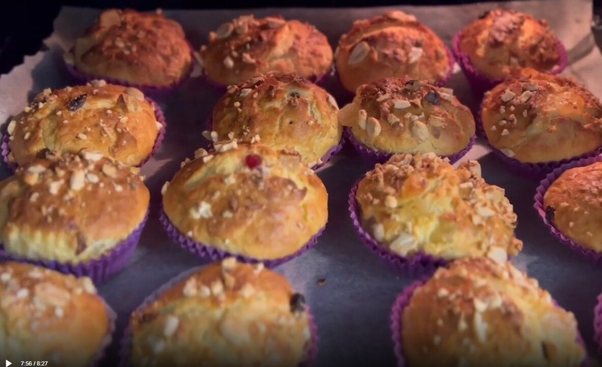 Ready-made panettone cupcakes with milk.