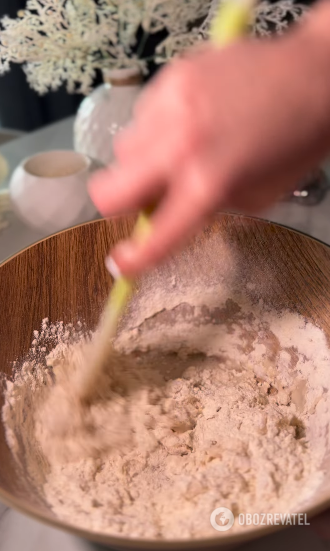 Delicious and crispy homemade pita bread with filling: perfect for breakfast