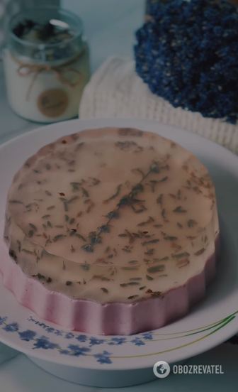 Cottage cheese and lavender jelly cake: how to prepare to amaze everyone