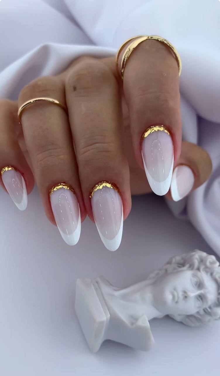 Francuski manicure, ale w odwrotnej kolejności. 6 pomysłów na paznokcie dla tych, którzy kochają oryginalność