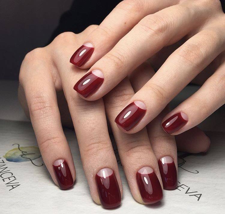 Francuski manicure, ale w odwrotnej kolejności. 6 pomysłów na paznokcie dla tych, którzy kochają oryginalność