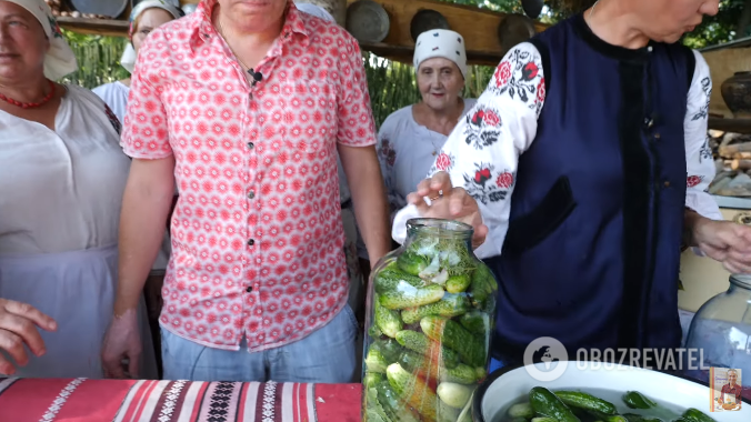 How to pickle cucumbers for the winter deliciously: a proven recipe for 4-liter jars