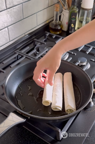 Pita bread tubes with cheese filling: crispy and light 