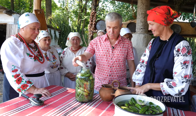 How to pickle cucumbers for the winter deliciously: a proven recipe for 4-liter jars