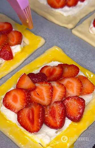 Buns with cottage cheese and strawberries: when you don't want to knead the dough