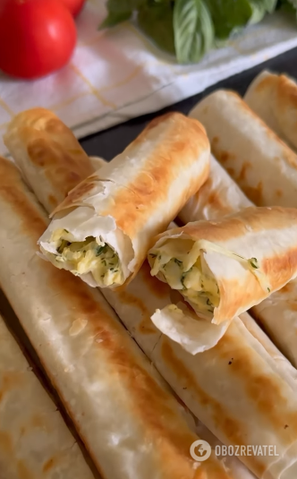 Pita bread tubes with cheese filling: crispy and light 