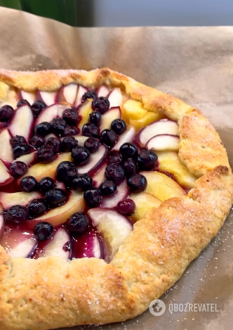 Cottage cheese galette with peaches: how to make the dough soft