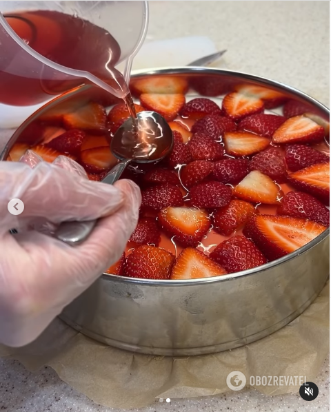 Pouring the top layer with jelly