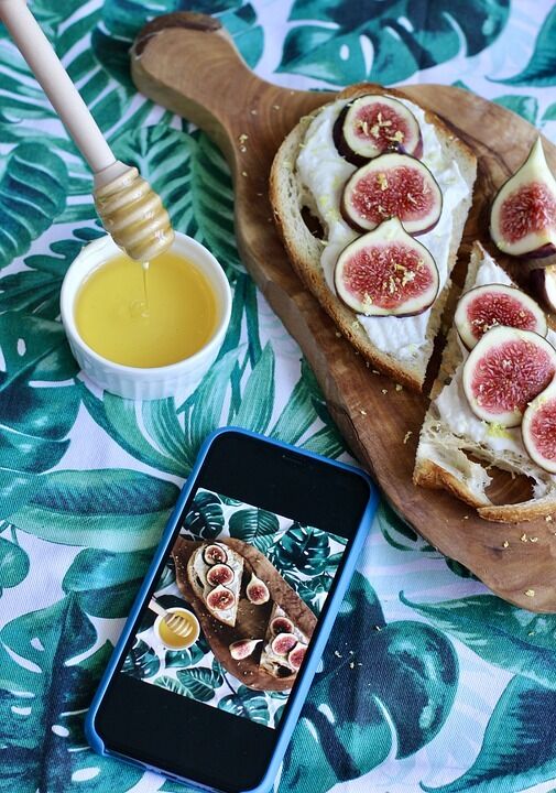 Figs with cheese and honey