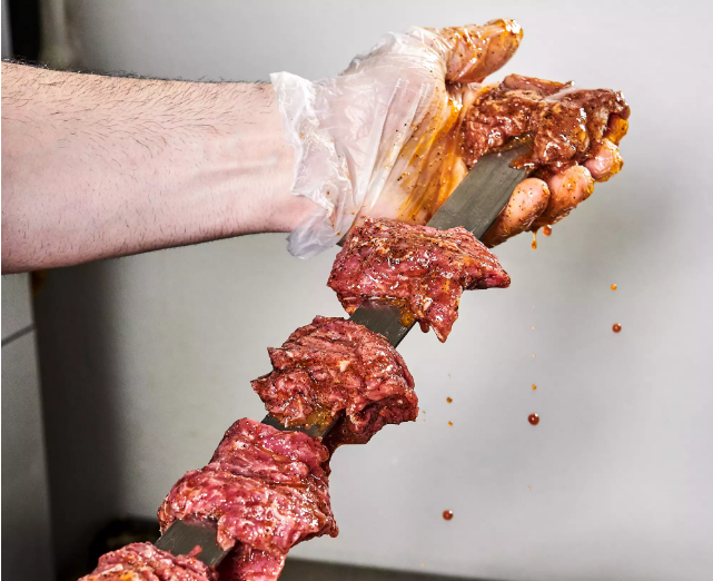 How to skewer meat for kebabs properly to ensure its juiciness