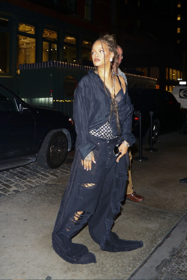 Rihanna tried on trendy baggy jeans: why they are so popular and what to wear with them