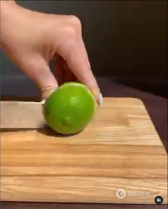 Slicing lime for a mojito