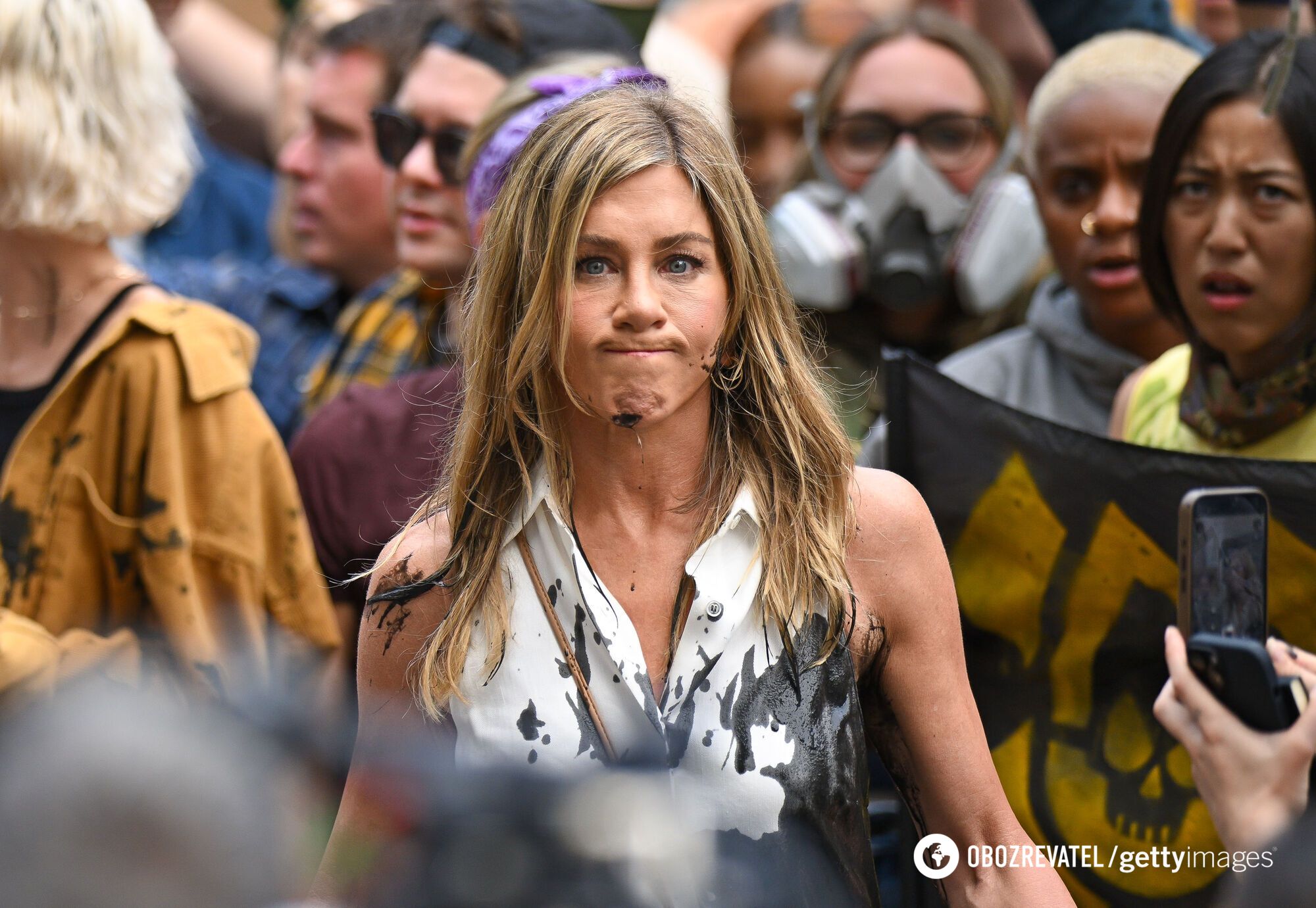 Jennifer Aniston gets splashed with oil during filming: the Friends star looks furious. Photo