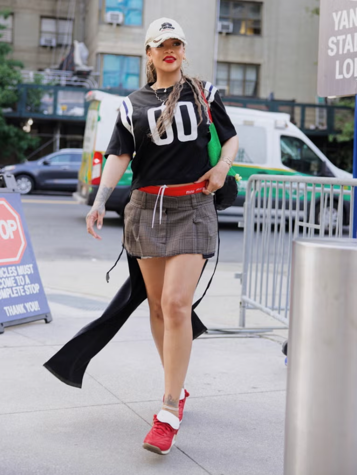 Rihanna showed a trendy sports look: what's fashionable this summer