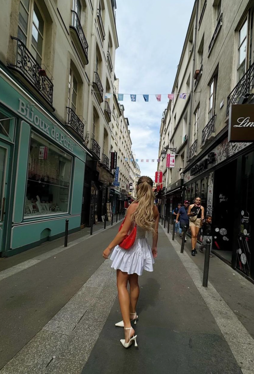 Sydney Sweeney showed the perfect white dress for summer in Paris