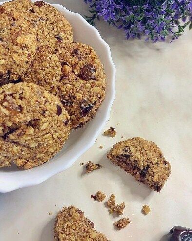 Oatmeal cookies with dates