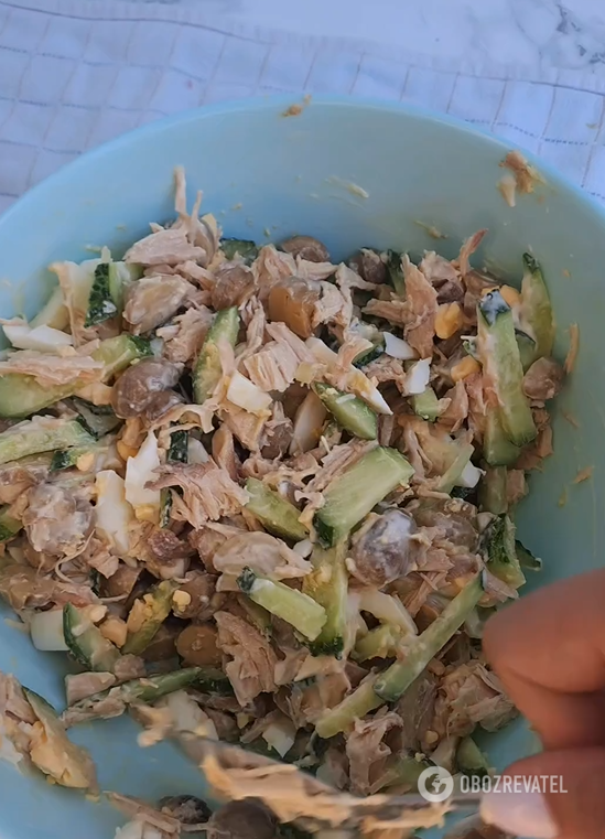 Najsmaczniejsza sałatka z kurczakiem bez majonezu: jak najlepiej doprawić danie?