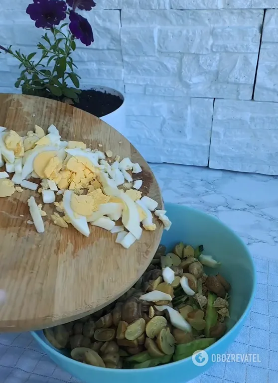 Najsmaczniejsza sałatka z kurczakiem bez majonezu: jak najlepiej doprawić danie?