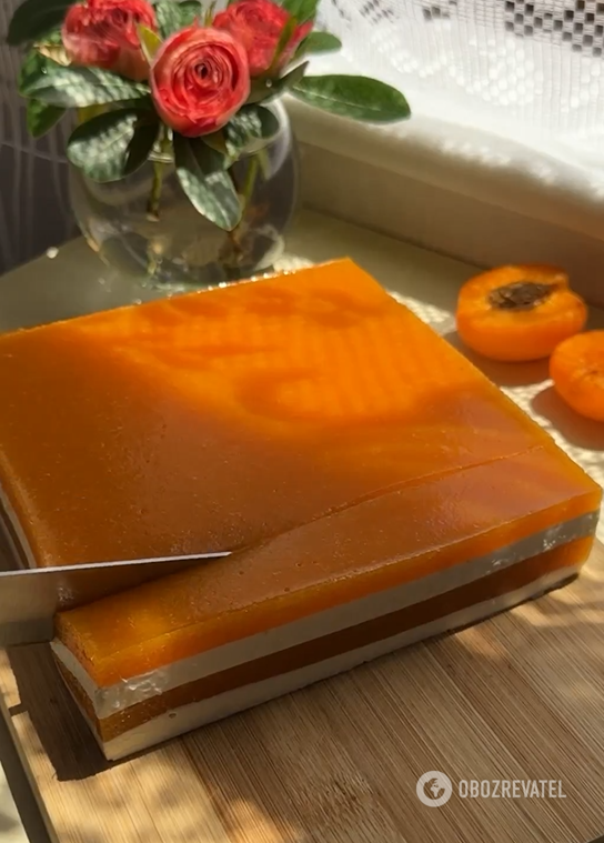Apricot jelly dessert that does not need to be baked: just melts in your mouth