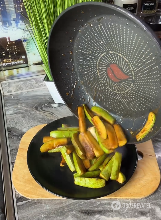 How to fry zucchini in a pan: with garlic and soy sauce