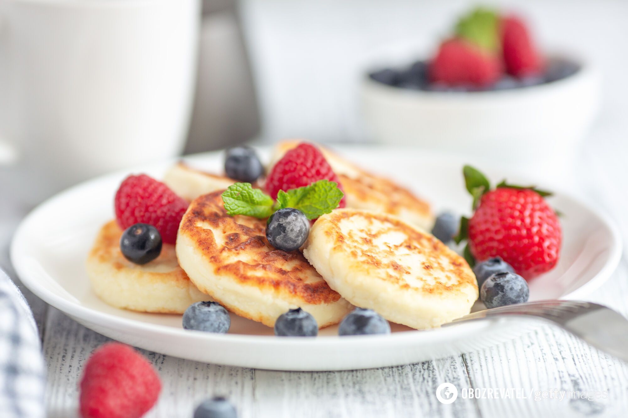 Delicious cheesecakes with berries