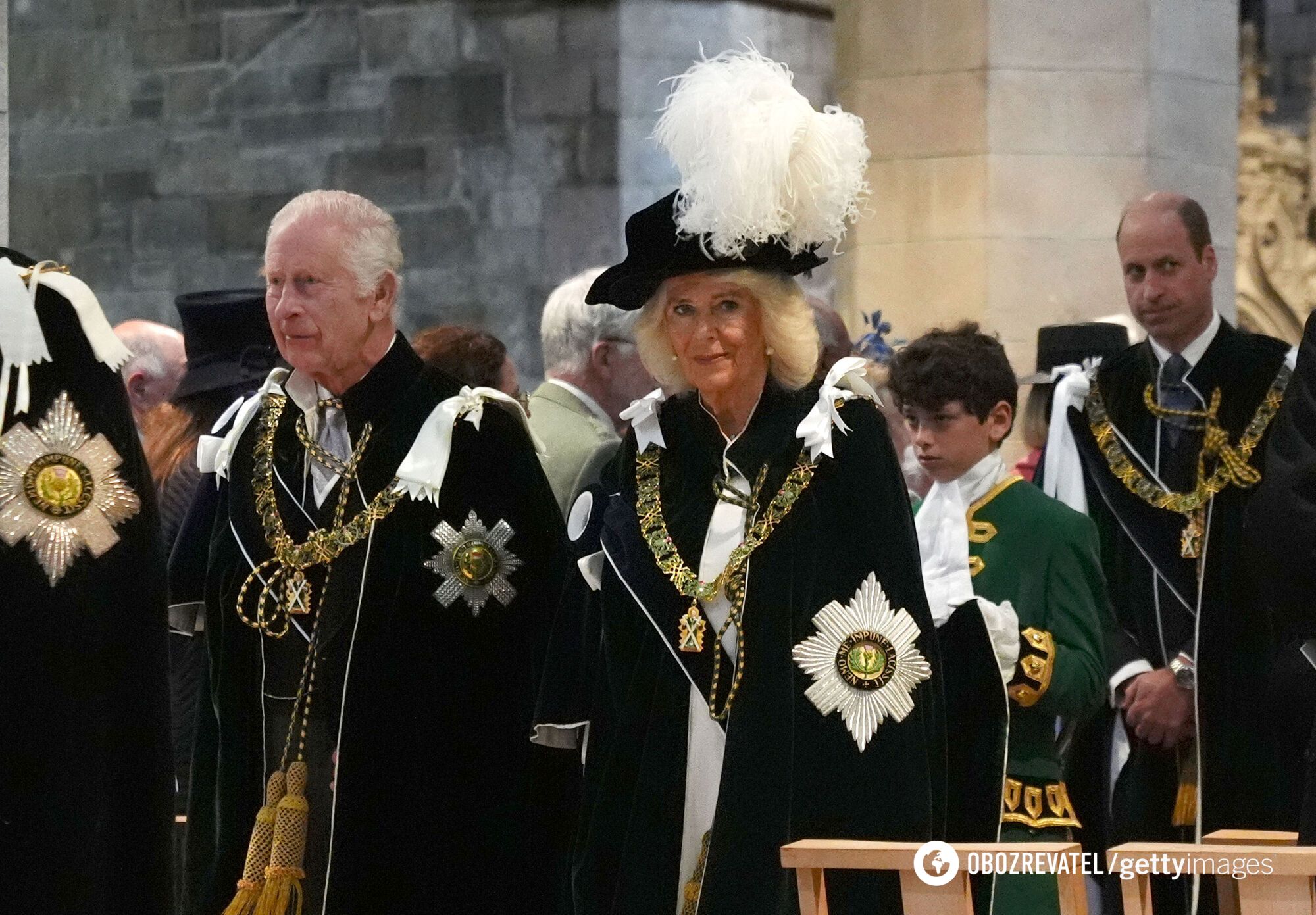 Nowy portret króla Karola i królowej Camilli z książętami Williamem i Edwardem dezorientuje poddanych i fanów rodziny królewskiej. Zdjęcie