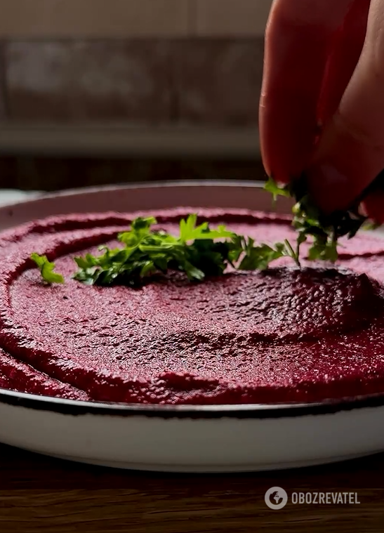 Instead of mayonnaise, ketchup and other sauces: how to prepare healthy beet spread in 10 minutes